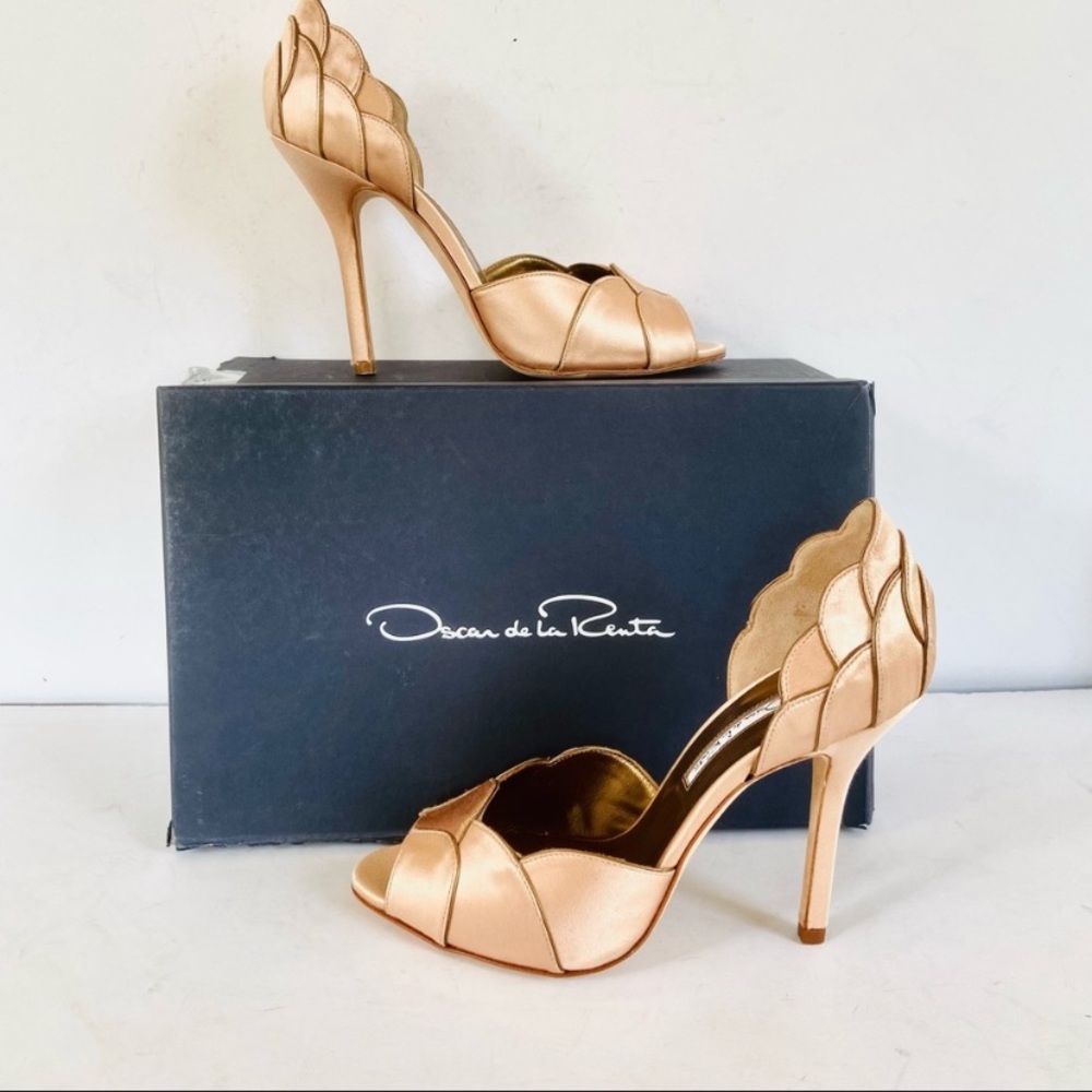 Oscar de la Renta pink satin scalloped pumps